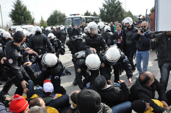 Bat işyerinden atılan 120 arkadaşa,polis tarafından müdahale edildiği an’dan görüntüler 14.04.2011